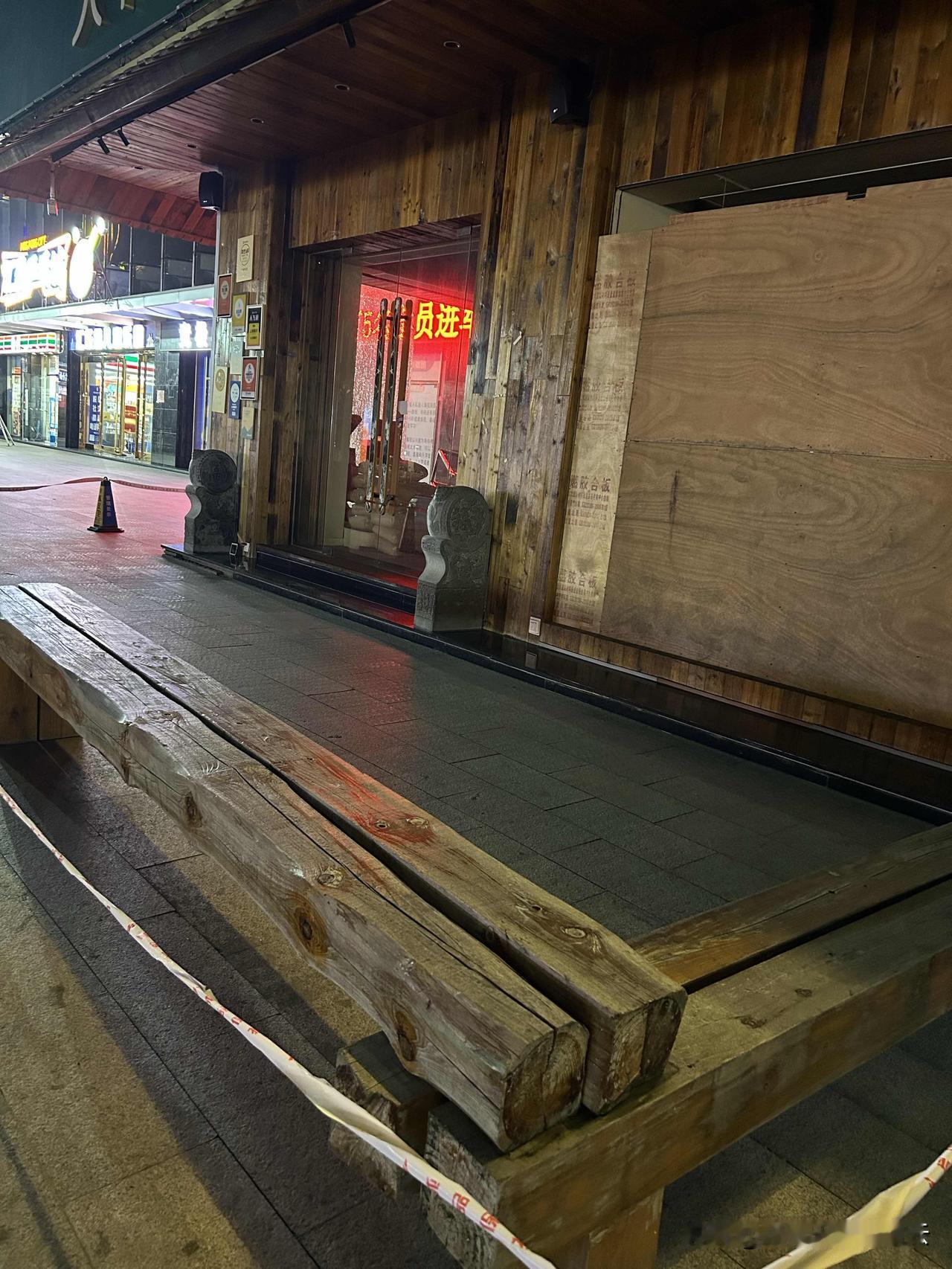 说一个不争的事实吧，现在线下的实体零售店已经是到了规模化清场，到了生死存亡的