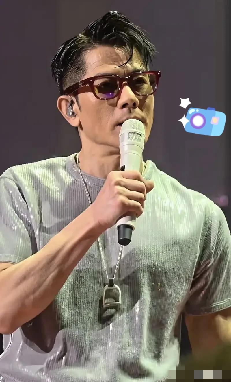 全场沉默！60岁郭富城广州演唱会一句话，戳中无数人！他刚跳完3小时全开麦唱