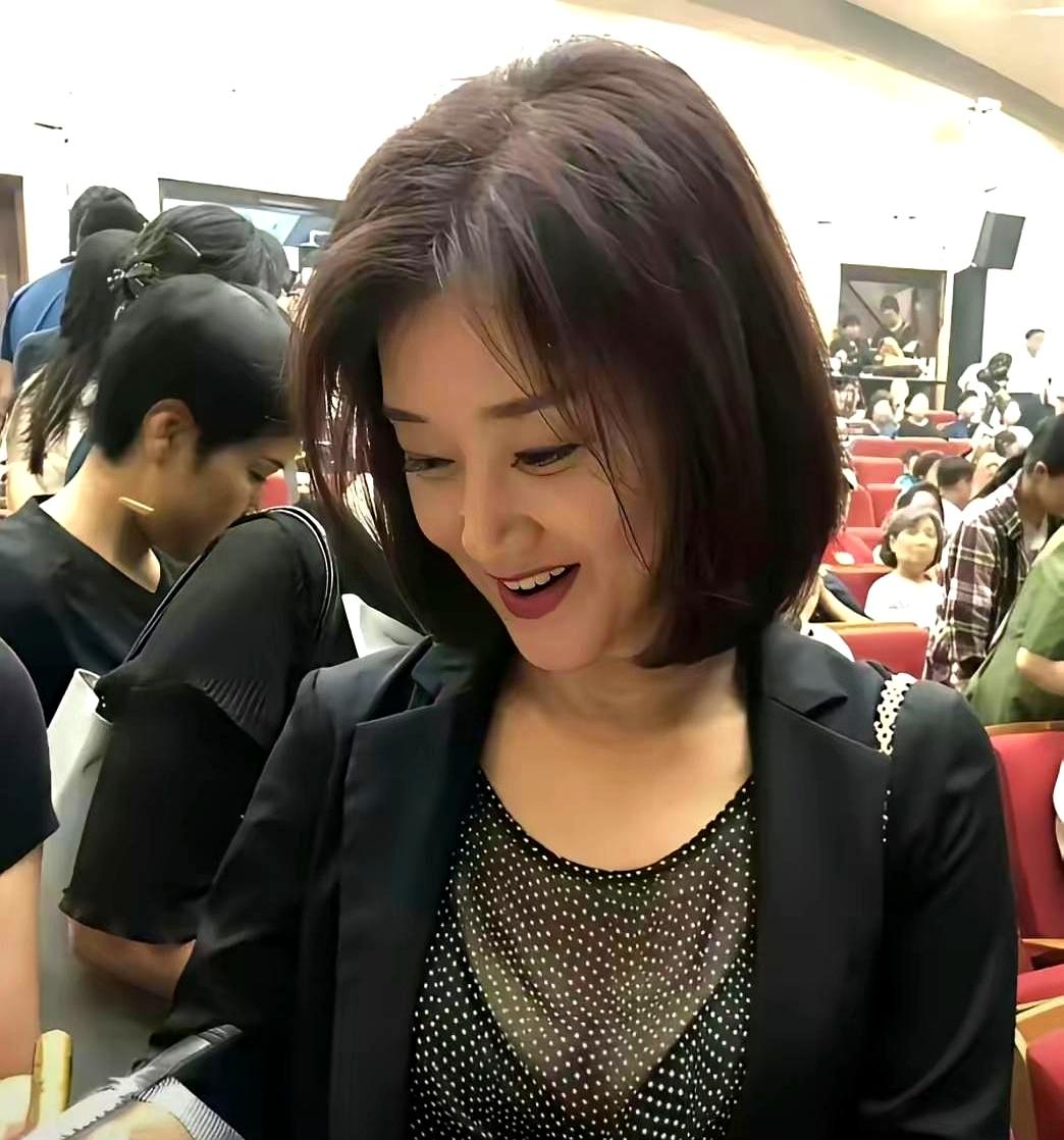 好久没动静的宋祖英最近露面了，没想到状态这么好！3月初她悄悄去北京梅兰芳大剧院