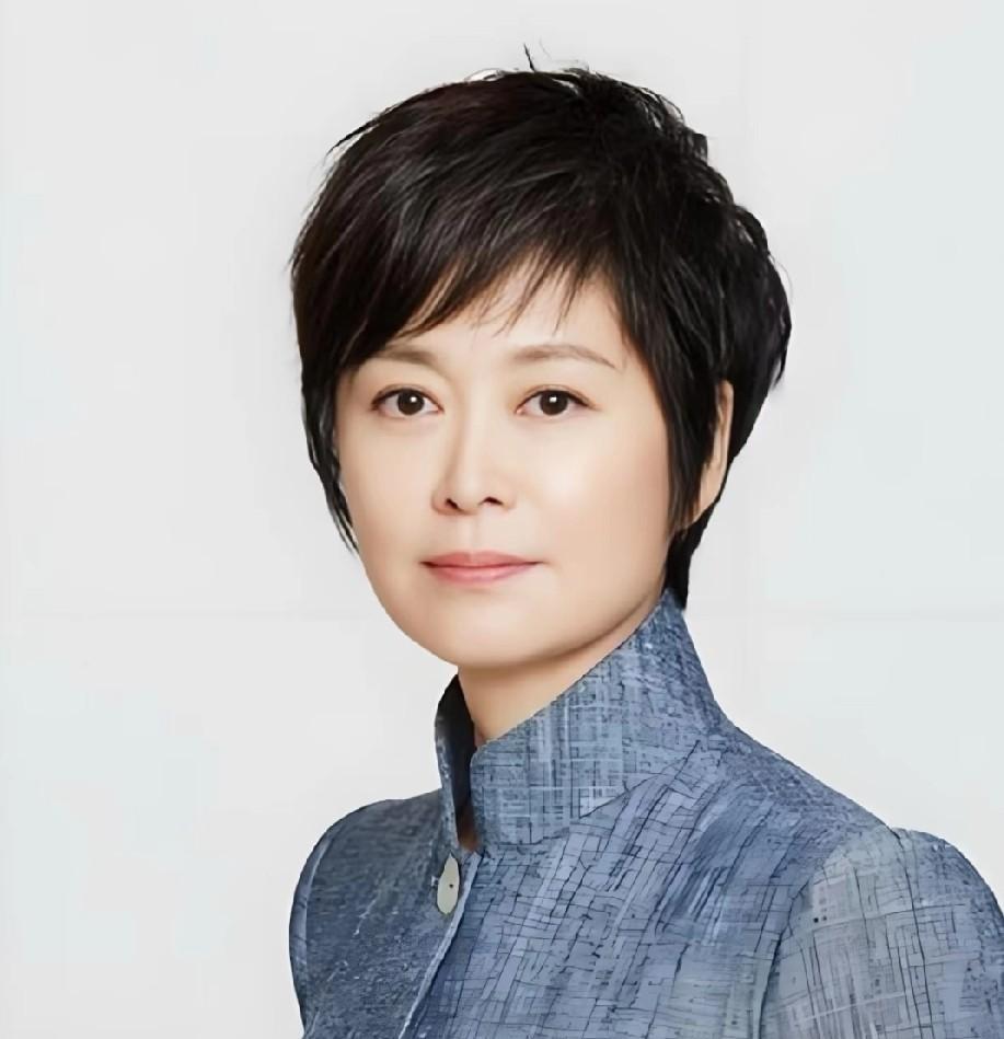 罗京走的时候48岁，李咏走的时候50岁。那两次，很多人心里难受归难受，日子该过还