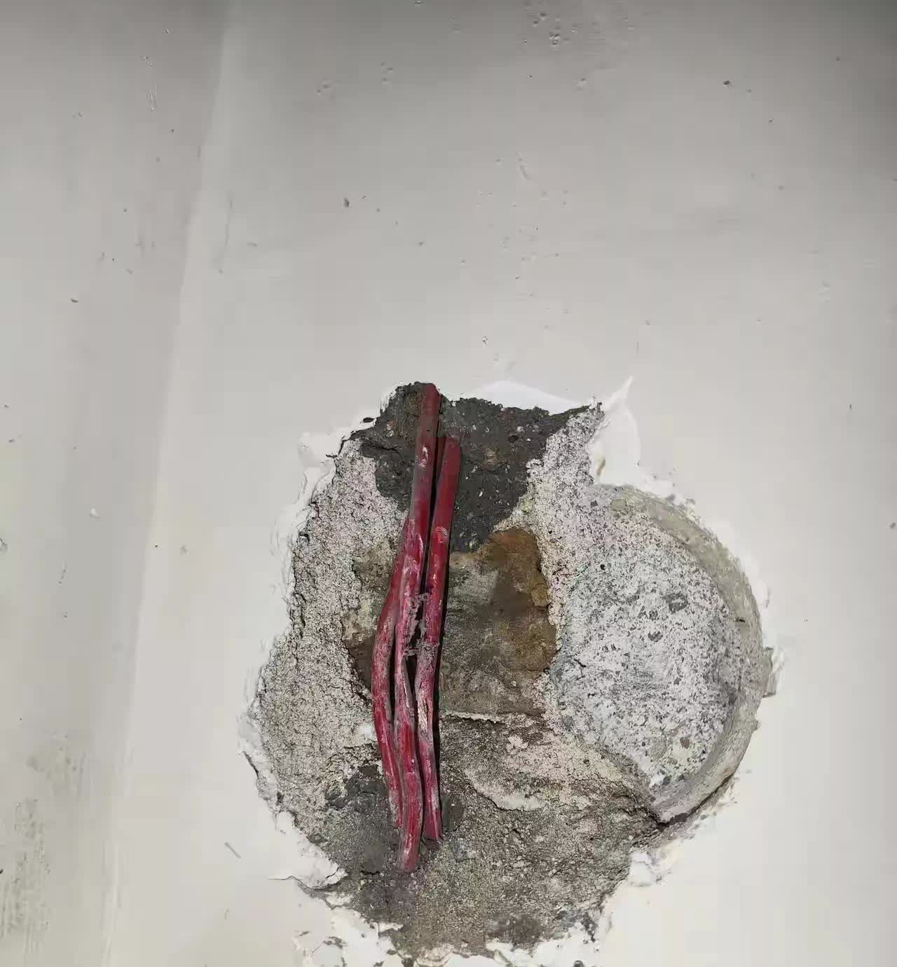 江西，有一名女子购买了一台空调，安装师傅上门安装空调的时候，用电钻无意中钻到了家