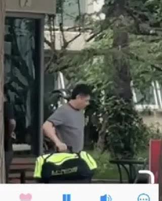 国乒出征瑞典，孙颖莎为何总是单独走？大部队集合照里，又没有她的身影。