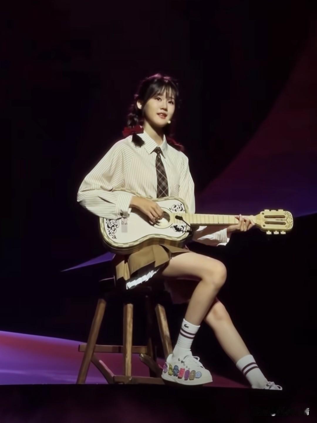 陆毅女儿贝儿弹唱表演！6月10日，陆毅分享了一则视频，17岁的贝儿登台弹唱，声