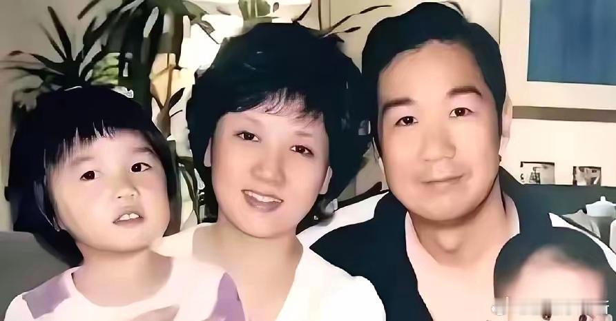 邓婕张国立收养儿女的事，藏了快二十年。女儿是汶川地震孤儿，三岁被领回家，儿子是唇