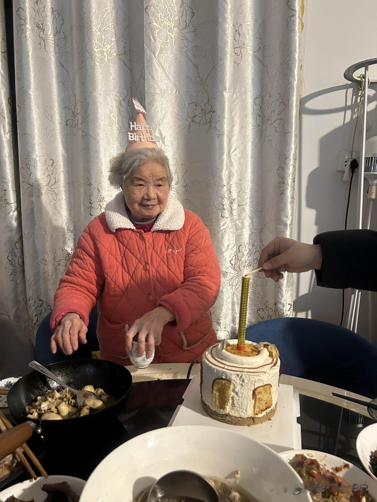 我妈昨天85岁生日，饭店没去成去了医院，虚惊一场那生日饭还是要吃的！晚上的生日