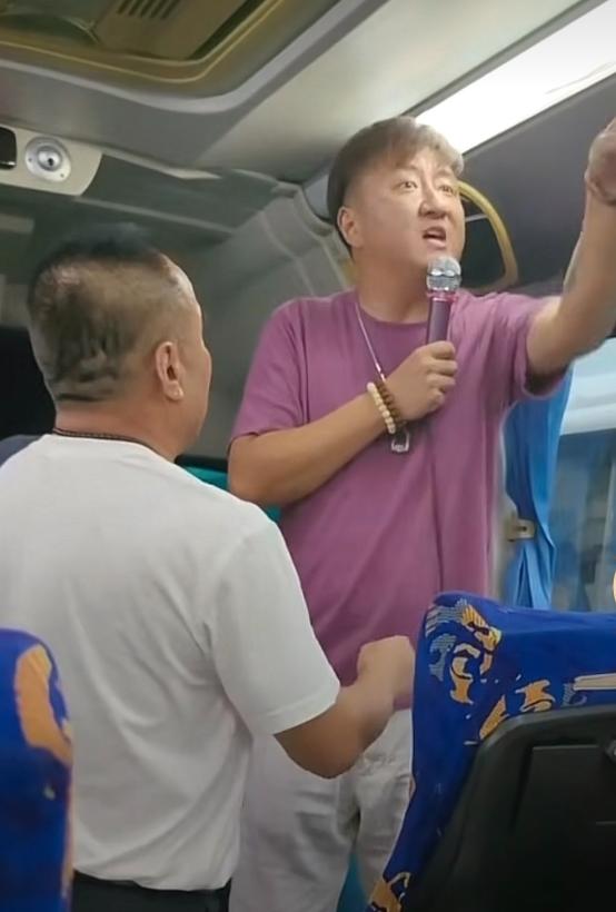 ☁前几天那个在泰国大巴上吼中国游客的黑导游李海，之前多嚣张，现在就有多难堪
