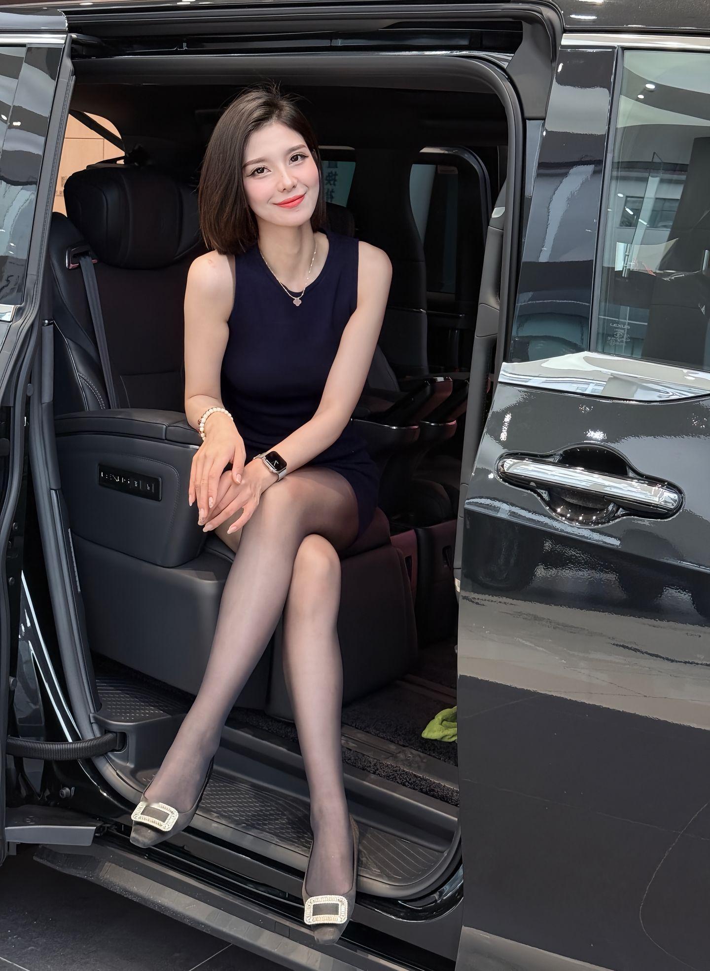 商务车选黑内饰还是白内饰，主要还是要看皮质，设计和做工[doge]​​​