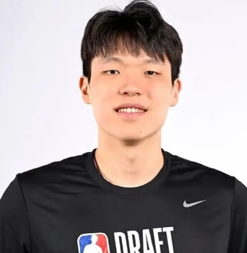 目前杨瀚森不在计划内其实现阶段小杨就是个工具人，球队不会因为他的特点特地去改变