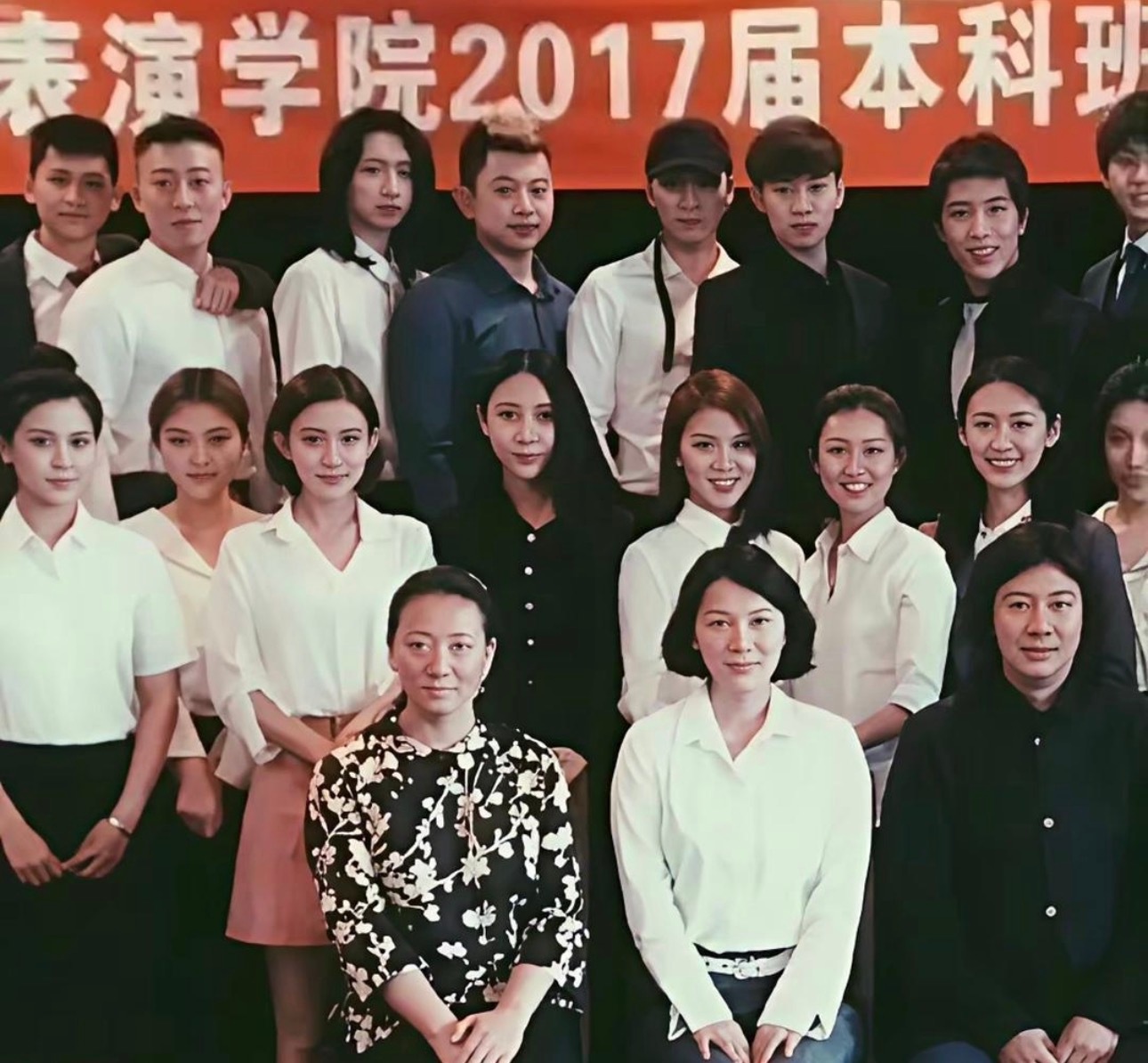 看到孟子义这两张毕业照就能明白她为什么能成为明星了吧？