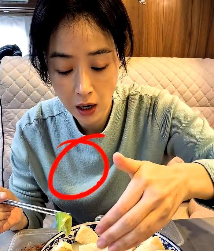 毛衣起球被嘲“地摊货”？蒋欣一句“它只是起球，又没死”，直接怼回去。一句话