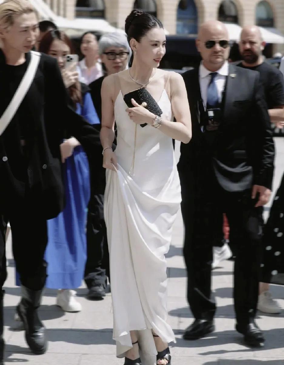 我老公说，他实在不通，张柏芝美成这样了，谢霆锋到底怎么做到分开的。我看了一下，