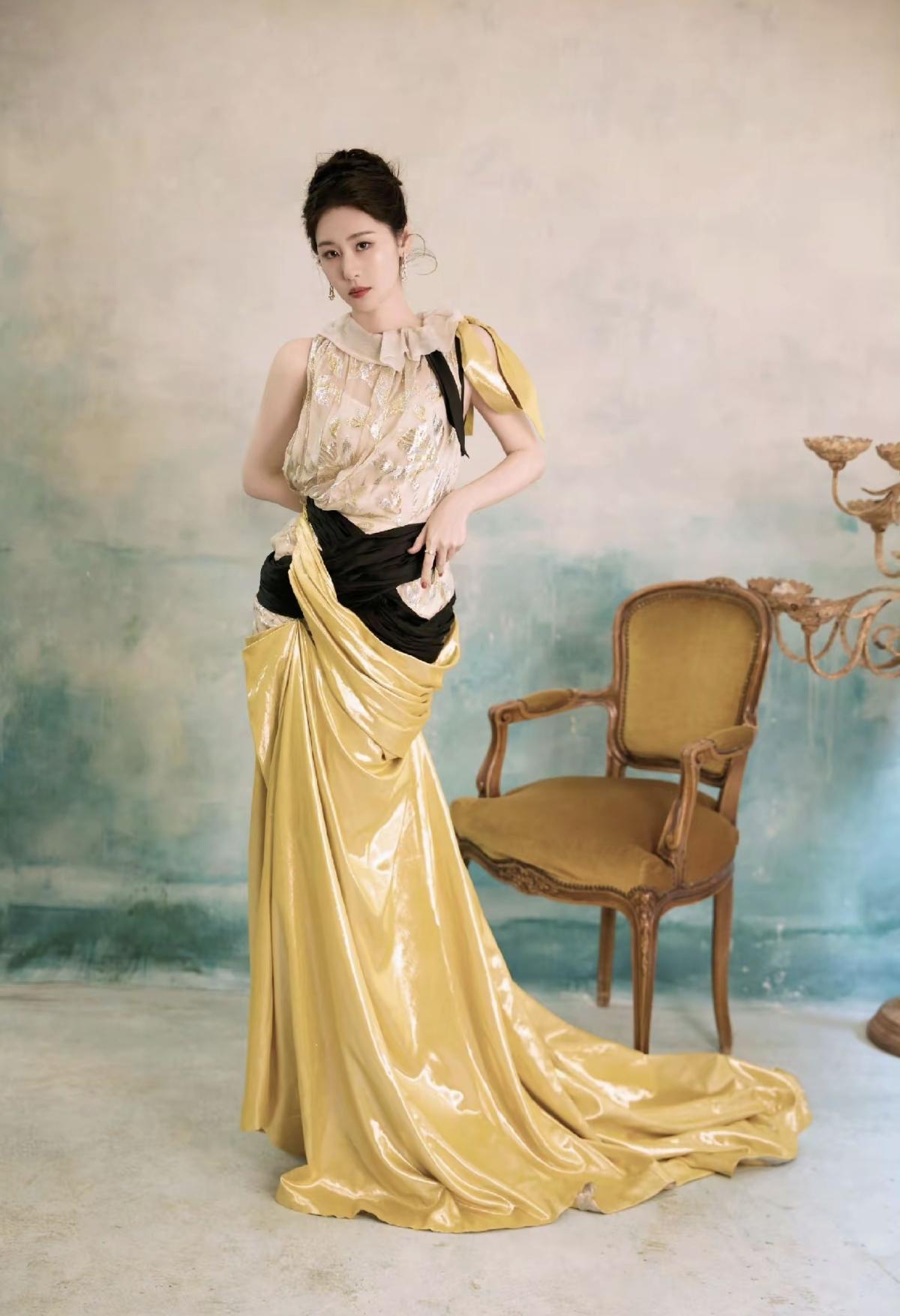 在聚光灯下，用音符与华服对话。张碧晨的每一次亮相，都是自我与舞台的双向奔赴[给力