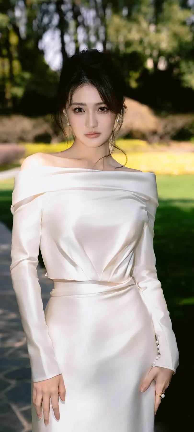 美女壁纸～徐璐，一袭白缎，露背设计勾勒曼妙线条，简约剪裁衬出高级质感，温柔又疏离