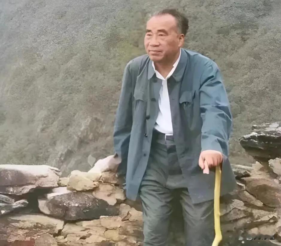 1962年朱德重上井冈山，这才是朱老总的真实容貌，他单独的留影照，井冈山朱毛会师