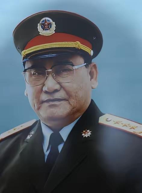 对于一个大军区来说，选好司令员很重要，选好参谋长也很重要。1985年百万大裁军，