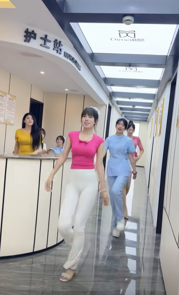 请问这是什么医院？？？正真护士可没这么闲