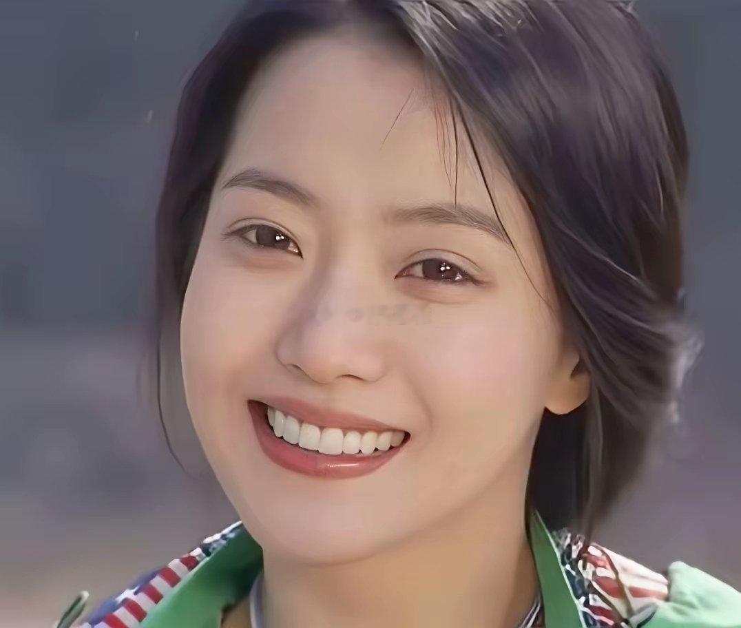 肯定是圆圆美，不过金喜善有点媚，也挺不错的中国美女总是神采奕奕韩国美女美则美矣，
