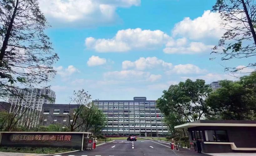 “高兴过头了！”8月15日报道，浙江绍兴，一男生高考成绩不错，拿到录取通知书时，全家都很高兴，他的妈