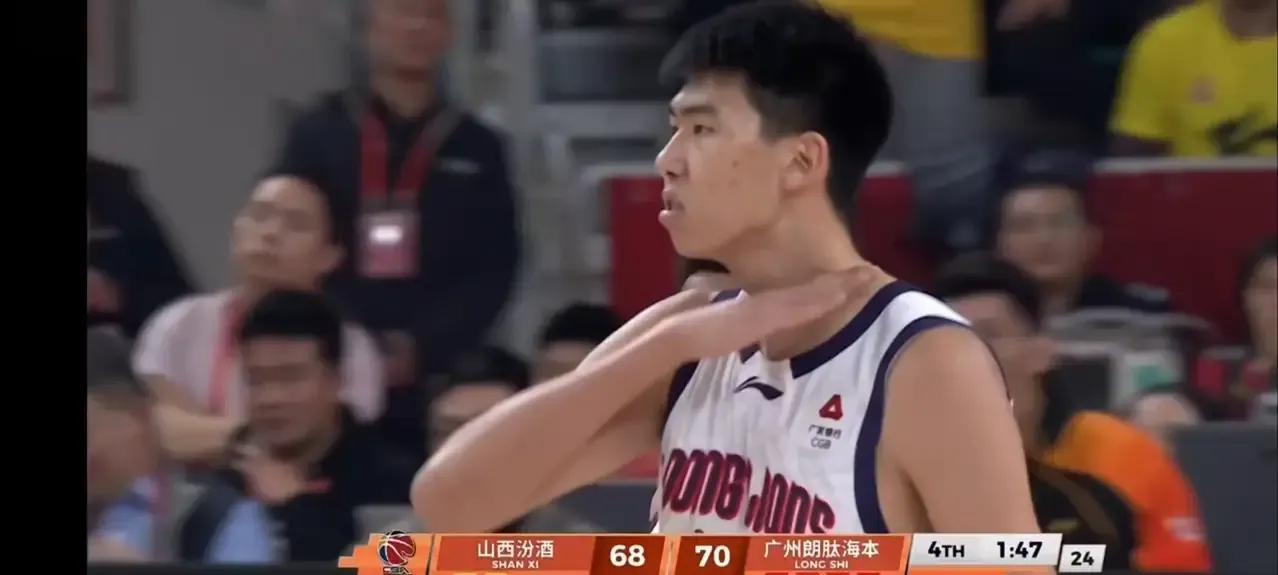 徐昕做出挑衅动作是太意气用事了，很可能被禁赛和罚款。在广州队和山西队的比赛中，