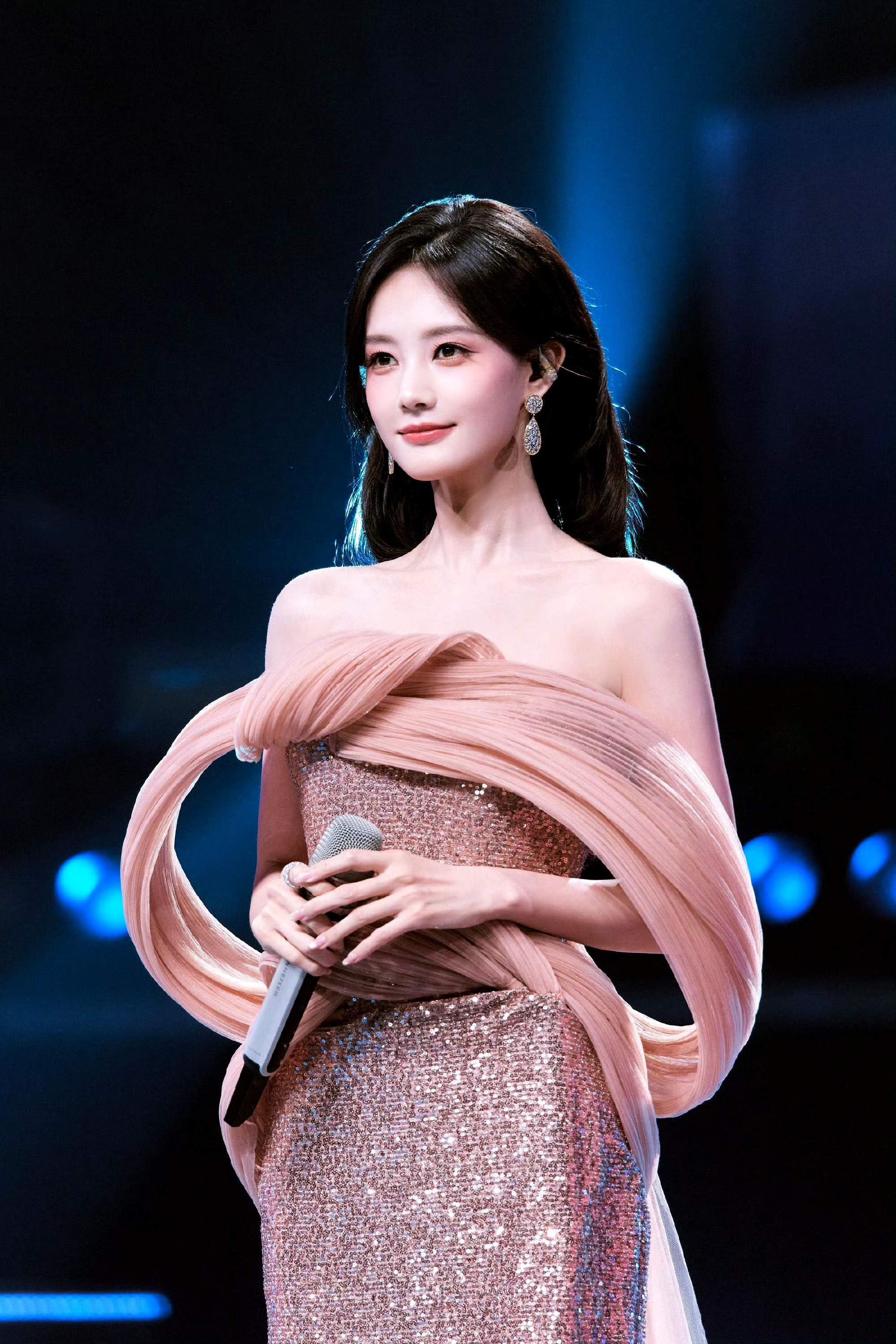 李一桐这状态也太好了吧！美神，气场强大，晚会的造型就是乐神来到现代变成美神李一桐！身着裸粉螺旋纱抹胸
