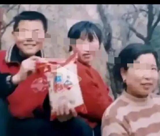 “我不是他家人，我们是我们，他们是他们。”熊磊在直播间里，一字一顿，把界限划得