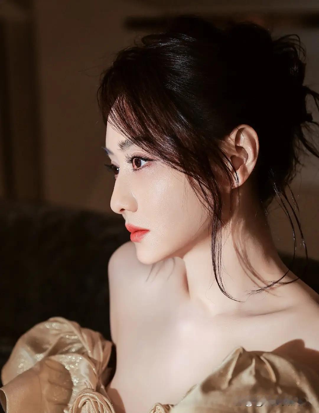 张馨予身材曲线绝美，魅力十足，真的羡慕何捷能拥有这么好看的妻子。