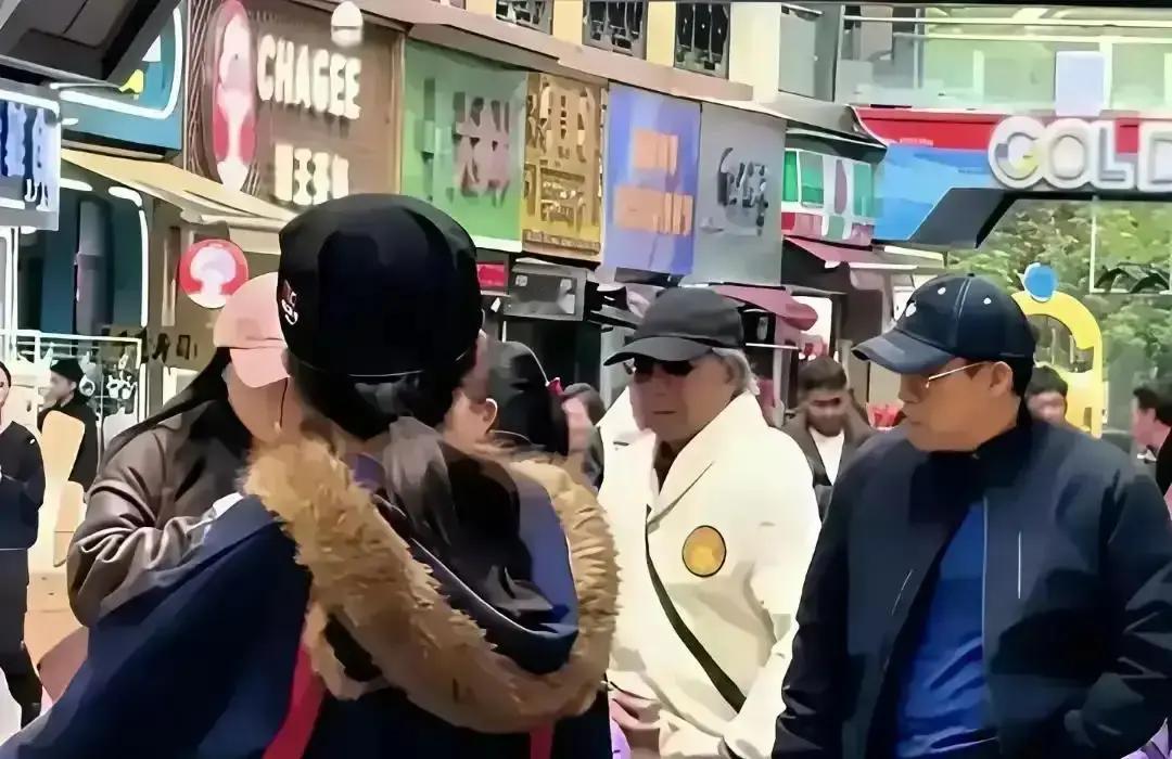 7岁地铁娃，豪门独一份港岛线早高峰，西装保镖缩在车厢尾巴，7岁霍中曦自己刷