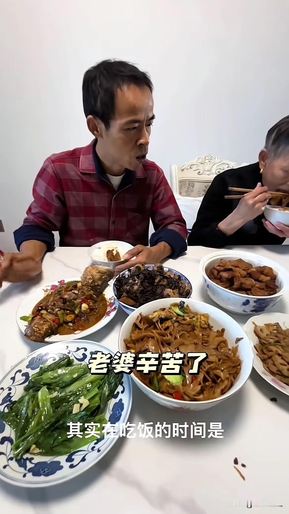 感觉景德镇鸡排哥活得很累！跟家人吃个饭都要发表一番高谈阔论，很官方，很假大空。终