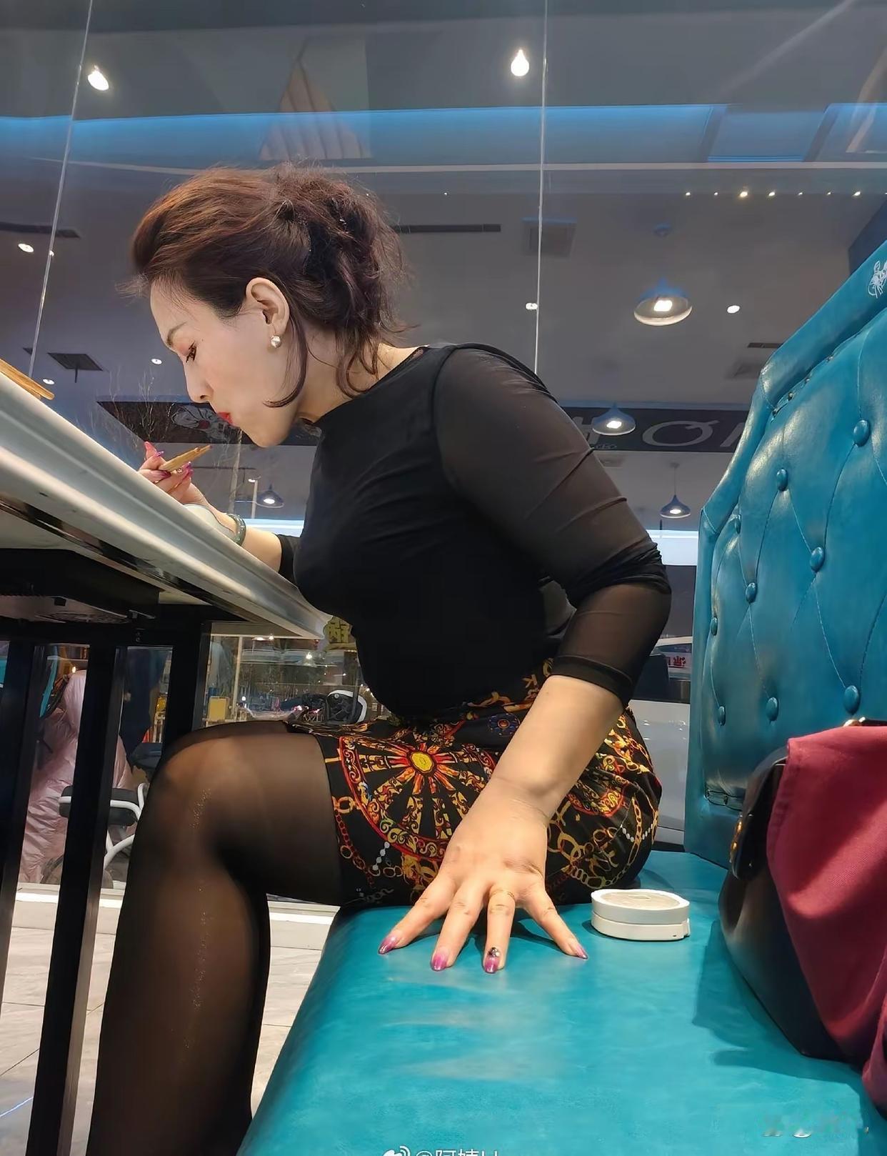 这才叫风韵犹存，有女人味