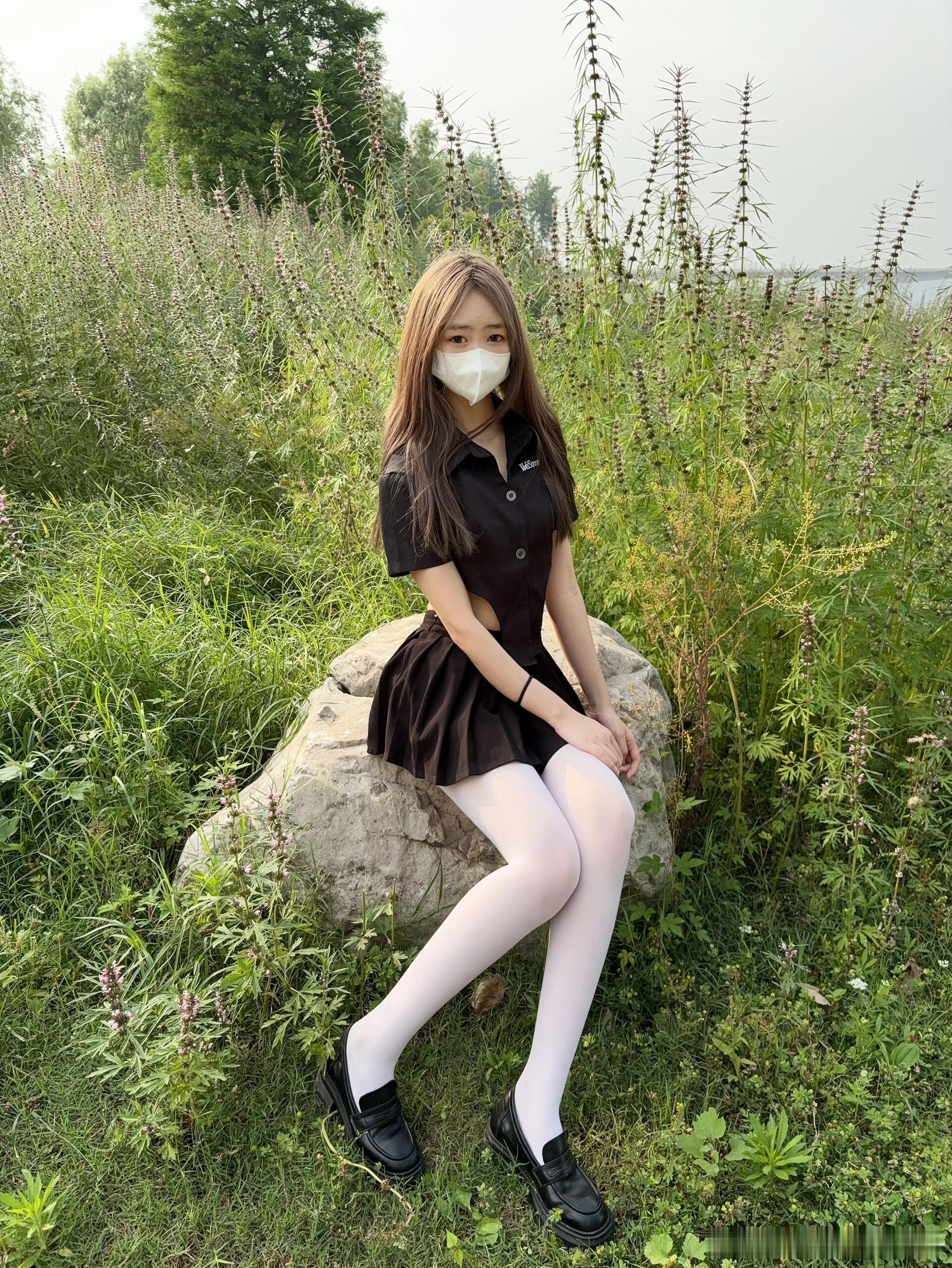 白色丝袜搭配黑色百褶裙，颜色的反差美～​​​