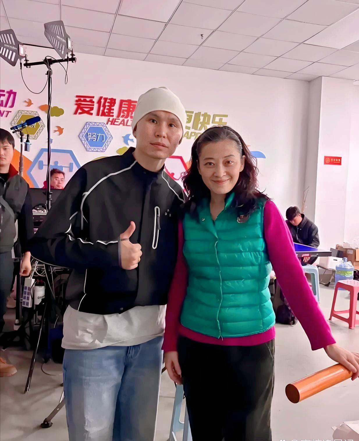 梅婷素颜路透引热议，被说“像60岁大妈”？真相其实是这样的！近日，一组梅婷在