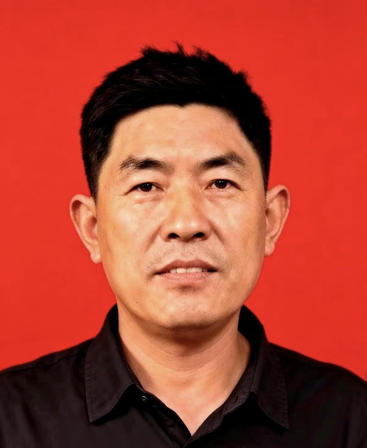 “砍！”渔民罗世明一声吼，手里刀光一闪，直接把十几万的渔网从船头斩断！船上人全傻