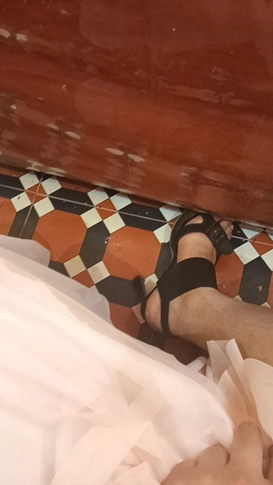 到底谁发明的穿高跟鞋👠真TM脚疼