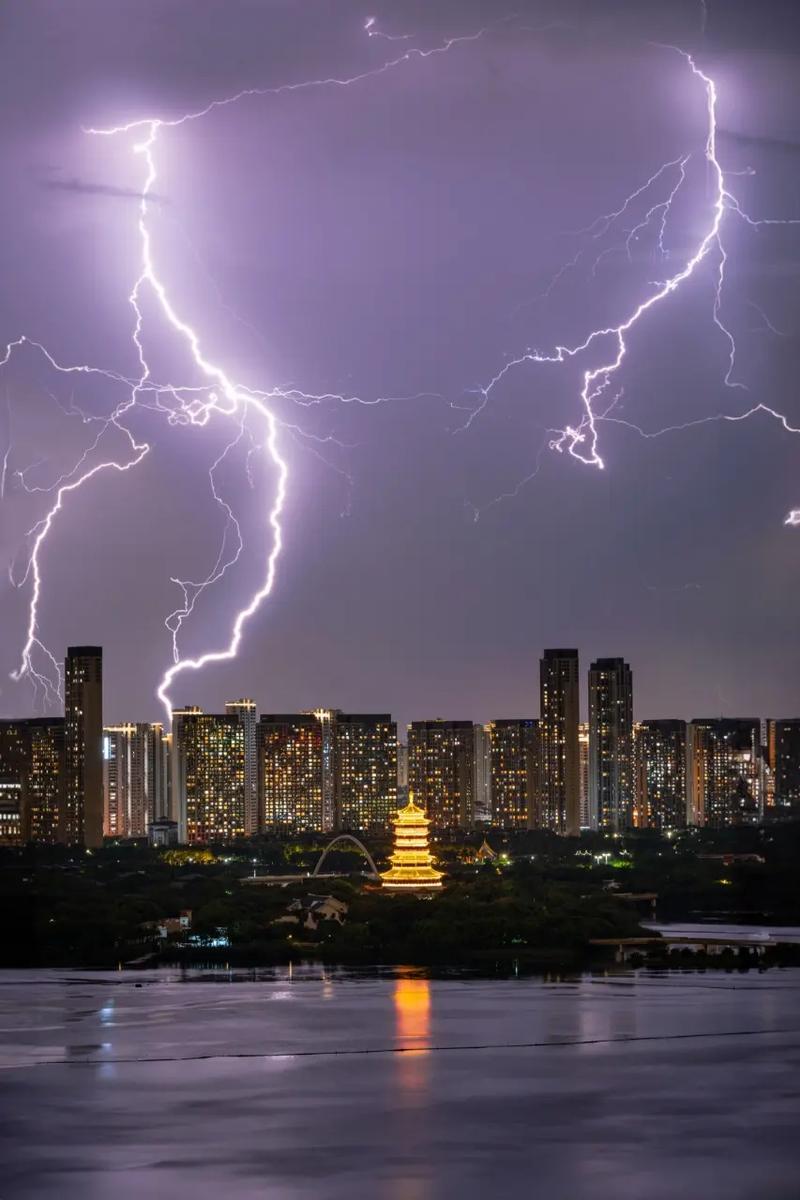 闪电拍摄入门技巧一道闪电划过夜空，很多人下意识举起相机，等按下快门，画面里却