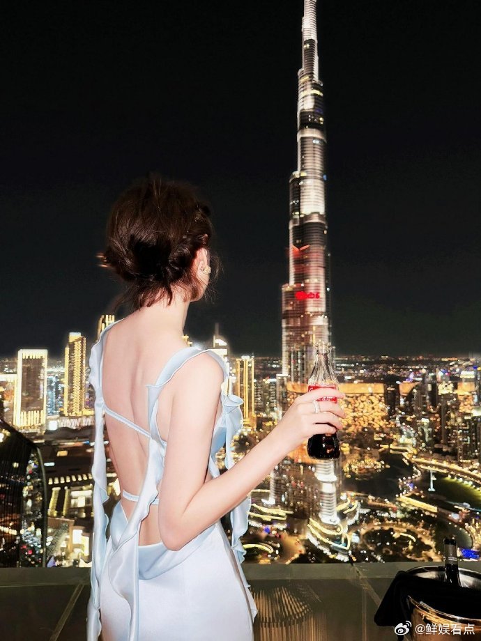 唐艺昕露背身材看到唐艺昕这个露背造型真的忍不住多看几眼，身材管理也太到位了