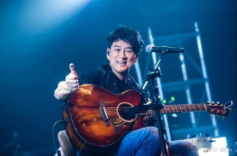 最近演唱会市场热得像暑假档电影院，年轻偶像扎堆开唱不稀奇，没想到连“江湖老大