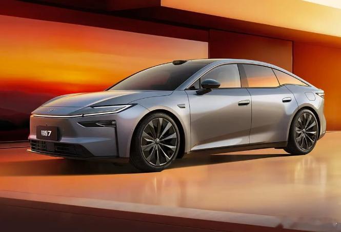 广汽丰田铂智7发布11月21日，在2025广州车展上，广汽丰田D级纯电轿车铂智7