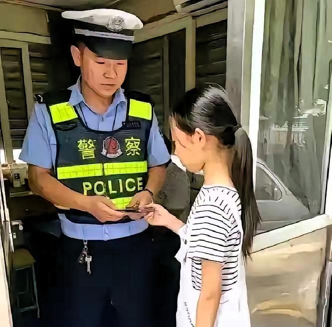 看到这一幕，泪奔！南京，小学生捡到手机主动归还，可失主陈先生却发现，女孩走路一瘸