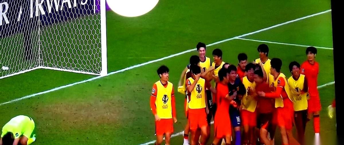 一个西班牙教练，干了件怪事。他把老婆从西班牙接过来，没住进市中心的大平层，反而在