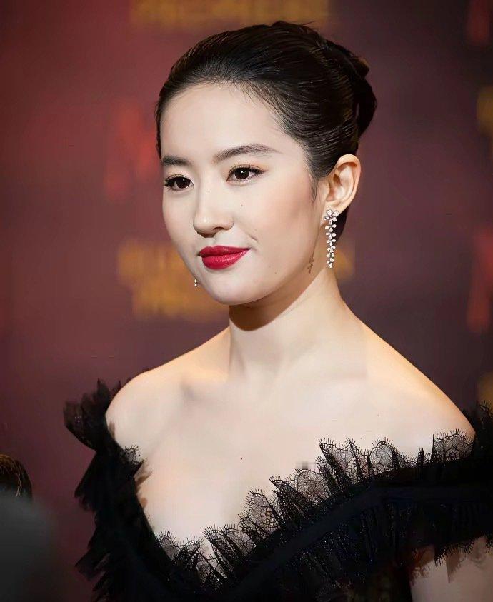我甚至直到现在都还搞不明白，肖战为什么会当上世界首帅?刘亦菲为什么会被粉丝封为
