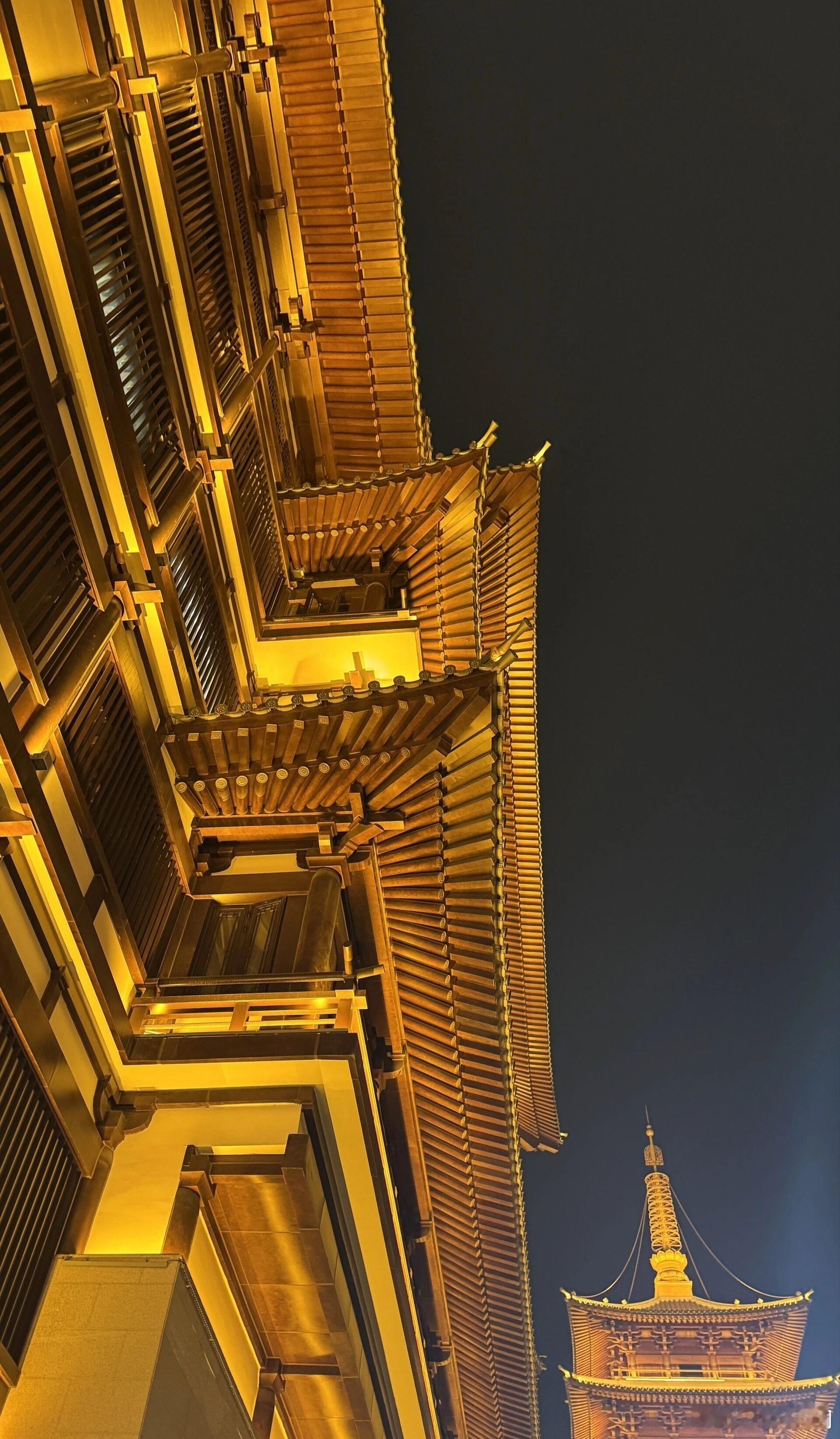 他带着十三州地图、五万精兵、无数珍宝，去干一件大事：投降。这是中国历史上最昂贵、