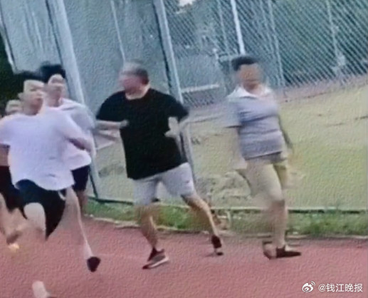 【#律师说老人故意肘击学生涉嫌故意伤害#】8月19日中午，#老人散步故意肘击训练