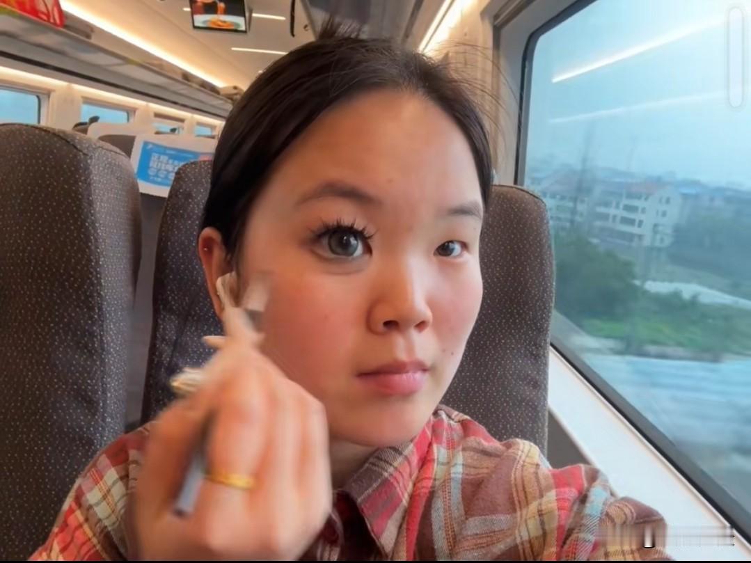 知道为什么要上车了再化妆吧因为上车前化妆的话，进不了站，因为人脸识别过不了。