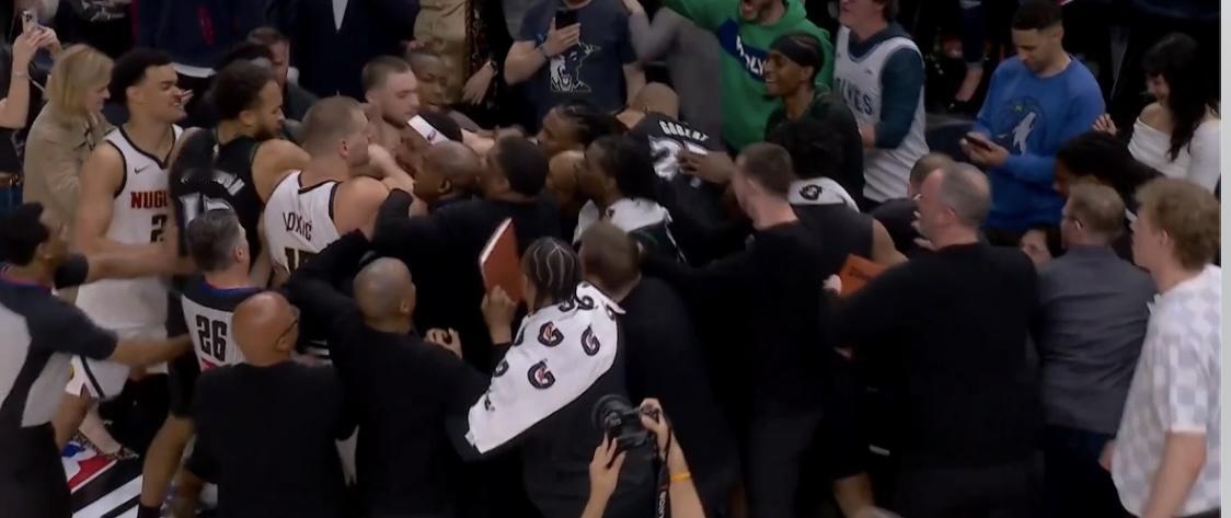 约基奇输急眼了啊！最后1.3秒，掘金落后16分，比赛失去悬念。双方都已经默认比