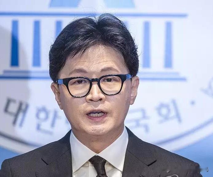 2月1日，韩国国民力量党前党首韩东勋拟举办付费脱口秀一事，在韩国朝野引发激烈争议