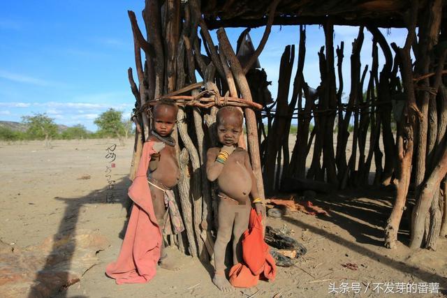一组非洲儿童真实照片, 他们没有玩具, 只有饥饿与贫困
