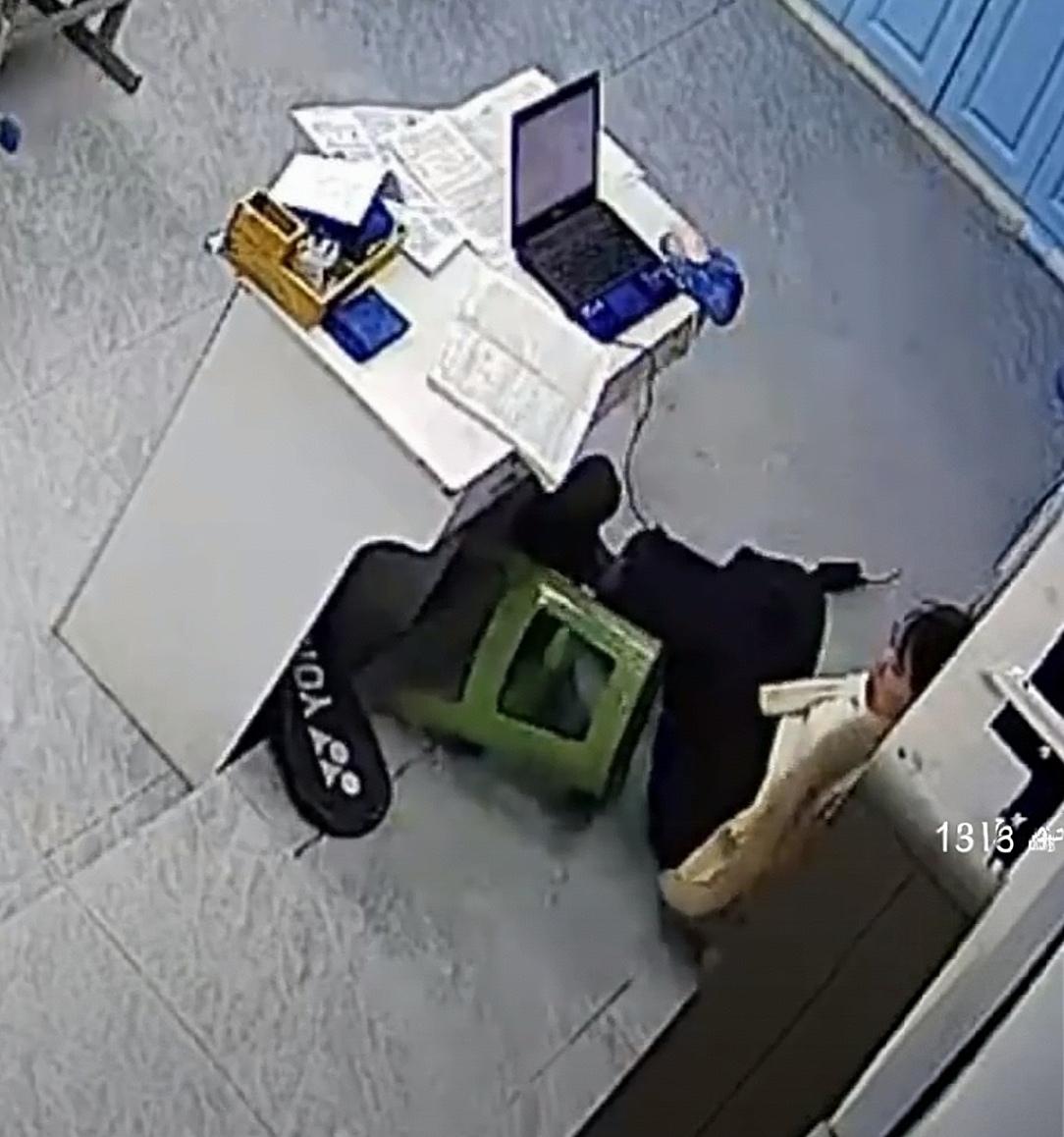 老师摔倒，男生扶女生笑？这堂缺失的共情课该补了！晚自习的宁静被一声脆响打破—