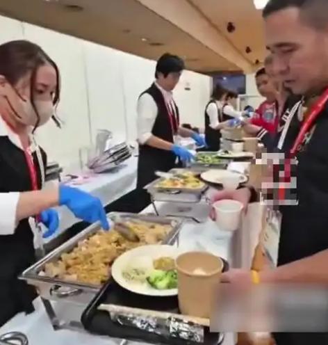 日本亚运会伙食断崖式下降！不少国家运动员开始怀念上一届杭州亚运会的美食，难怪现在