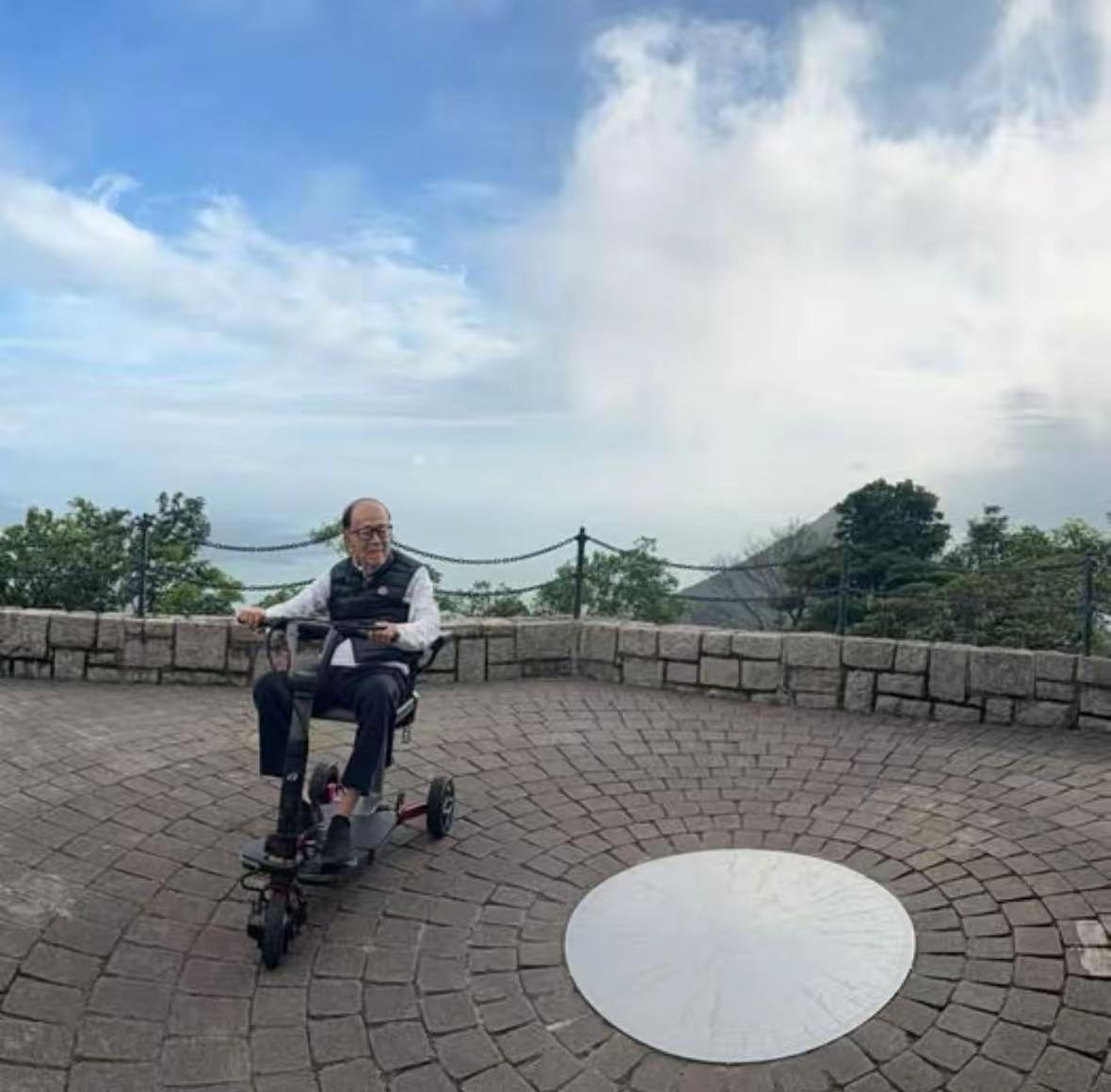 香港著名企业家李嘉诚被传言离开了，虽然辟谣说没🈶这样的事，可是无风不起浪，这样