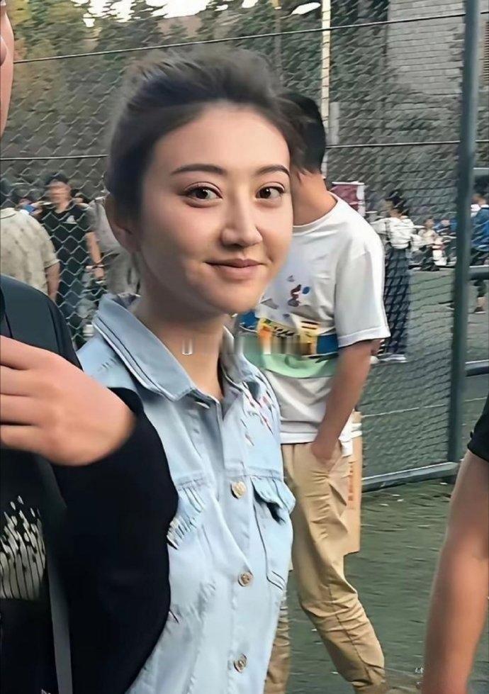 难怪孙宇晨说她很普，放在娱乐圈她确实不算最好看，而且脸上有过度医美的痕迹，没有了往日的清纯。​